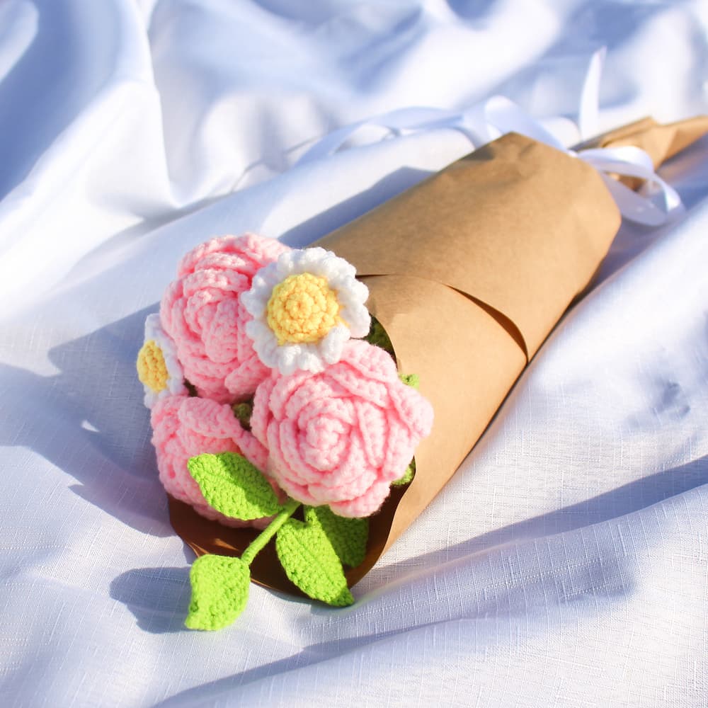 crochet rose and daisy bouquet